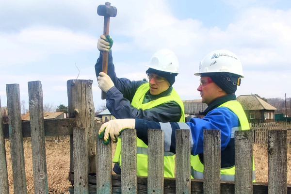 Сотрудники разреза «Пермяковский» высадили деревья и восстановили забор в селе Евтино