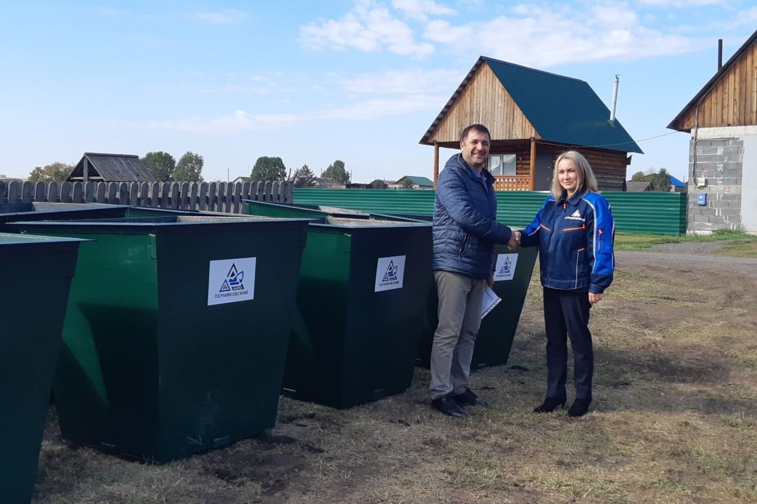 Разрез «Пермяковский» установил новые мусорные контейнеры в селе Евтино