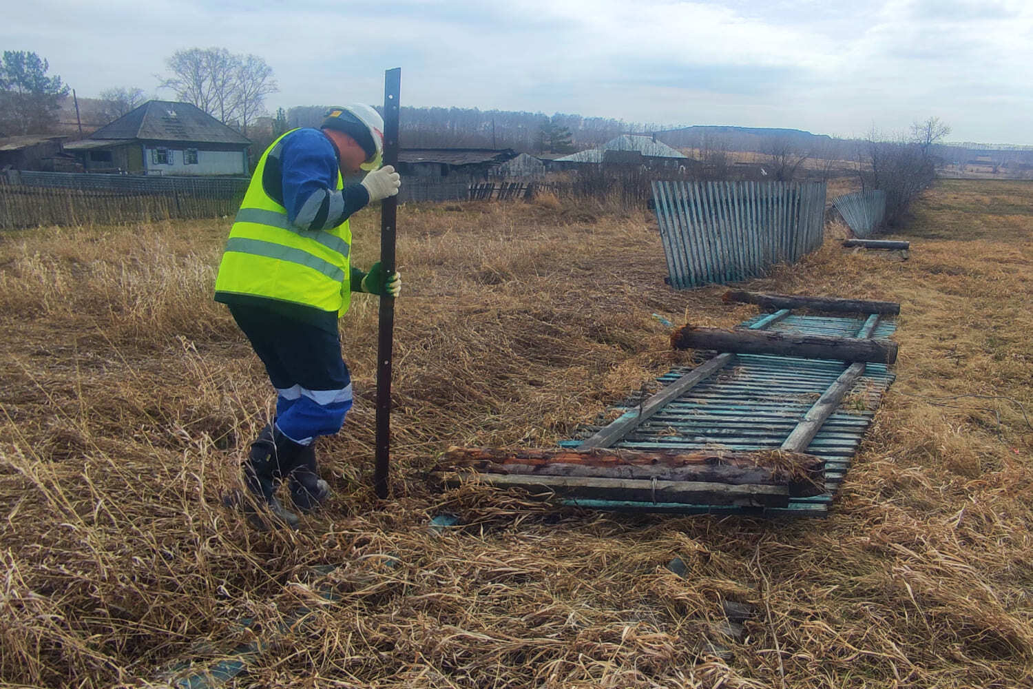 Сотрудники разреза Пермяковский высадили деревья и восстановили забор в селе Евтино. Разрез Пермяковский