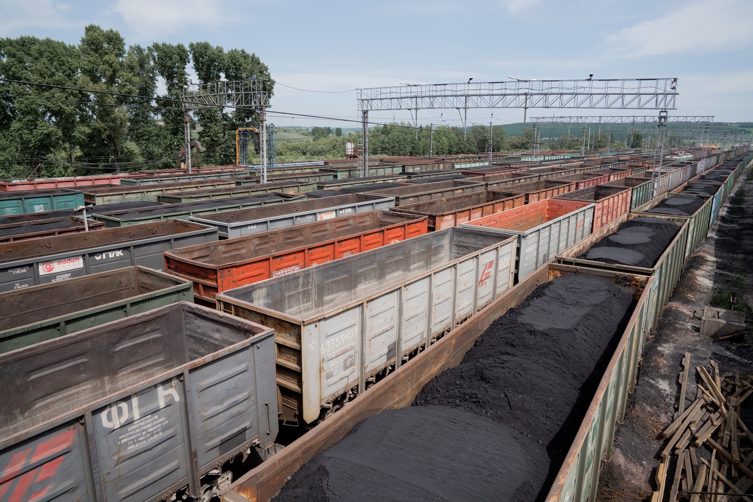 Почти 10 млн тонн угля отгружено потребителям с начала 2022 года компанией АО Стройсервис. Разрез Пермяковский